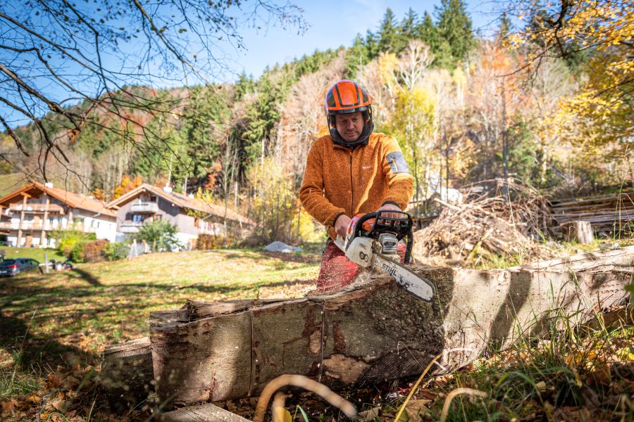 Objektpflege beim Immobilienmakler in Schliersee mit Geräten und Fuhrpark