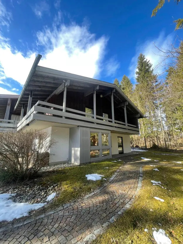 Außenaufnahmen großzügiges Landhaus mit ELW auf weitläufigem Grundstück mit Bergblick in Schliersee