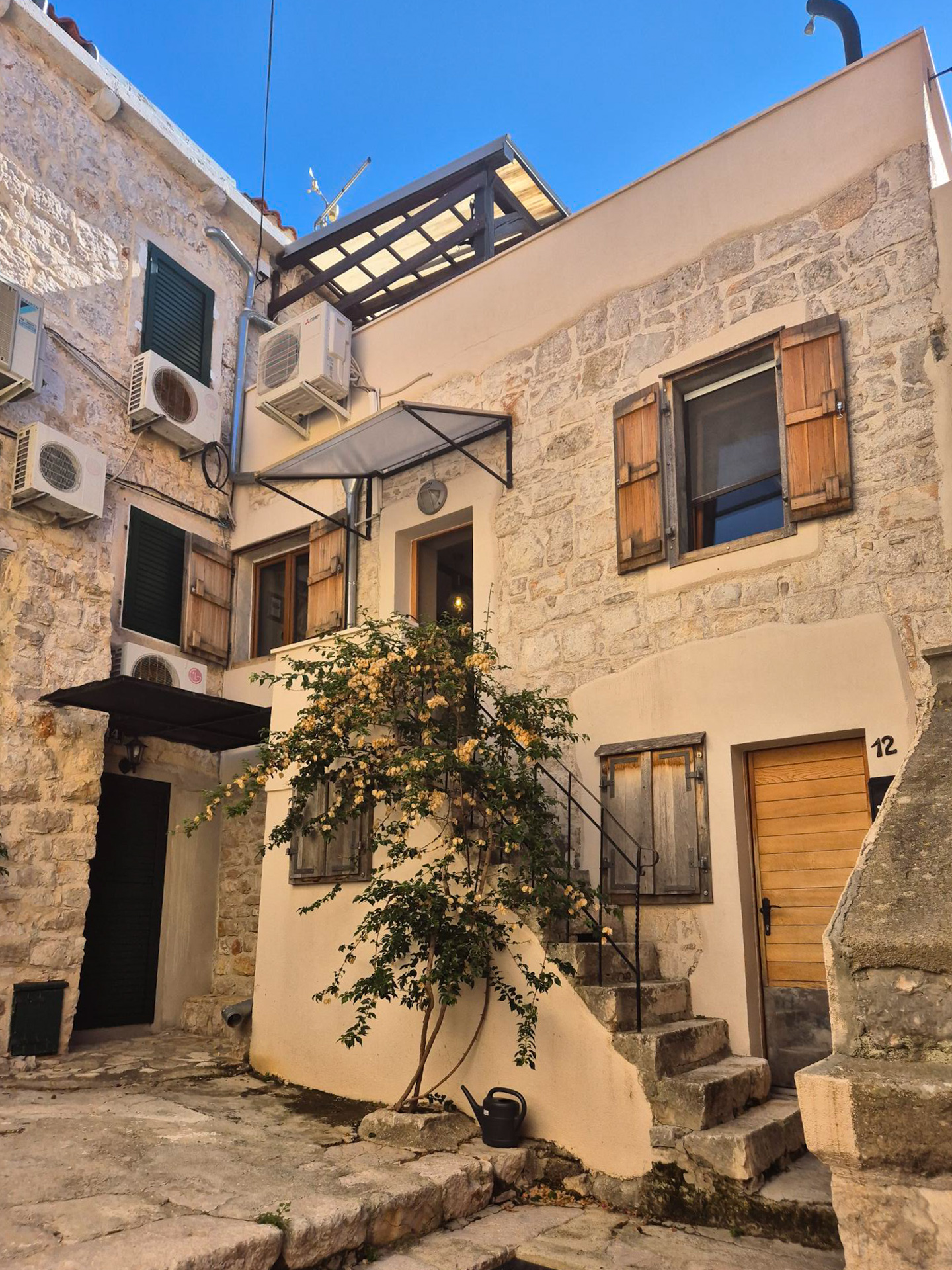 Steinhaus im Zentrum mit Meerblick in Kroatien