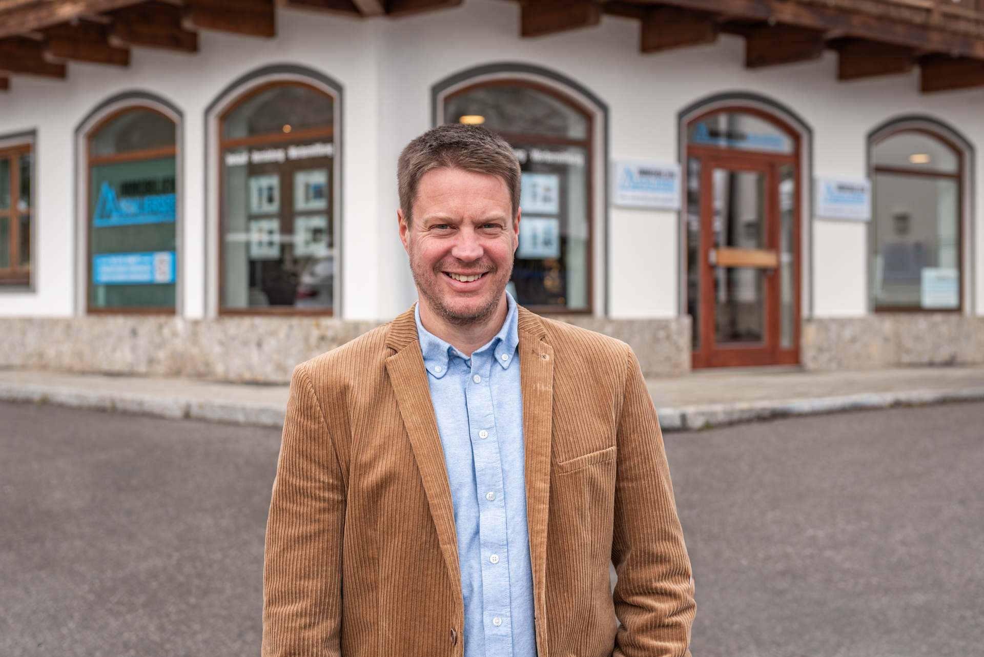 Immobilienmakler in Schliersee vor seinem neuen Büro
