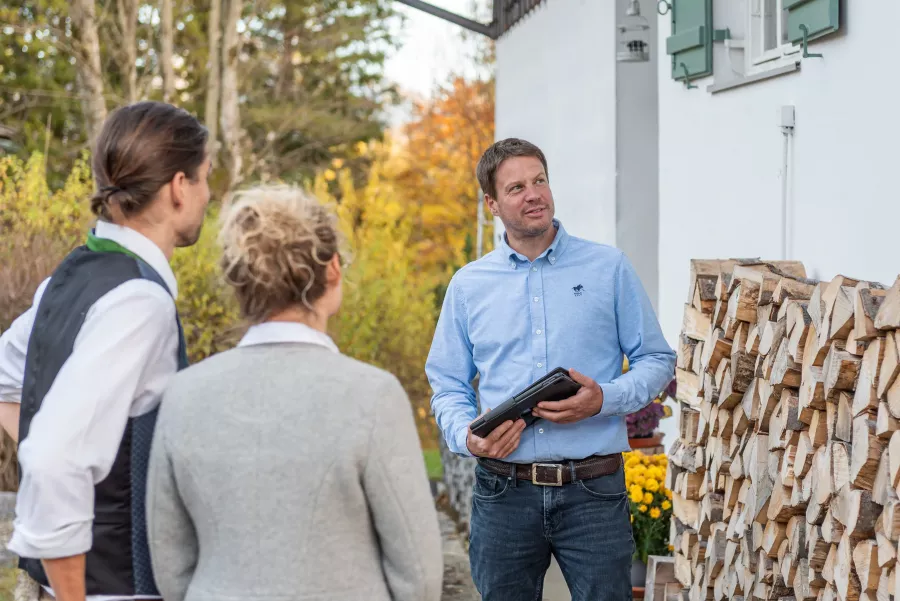 Immobilienmakler in Schliersee bei Hausverkauf mit Kunden