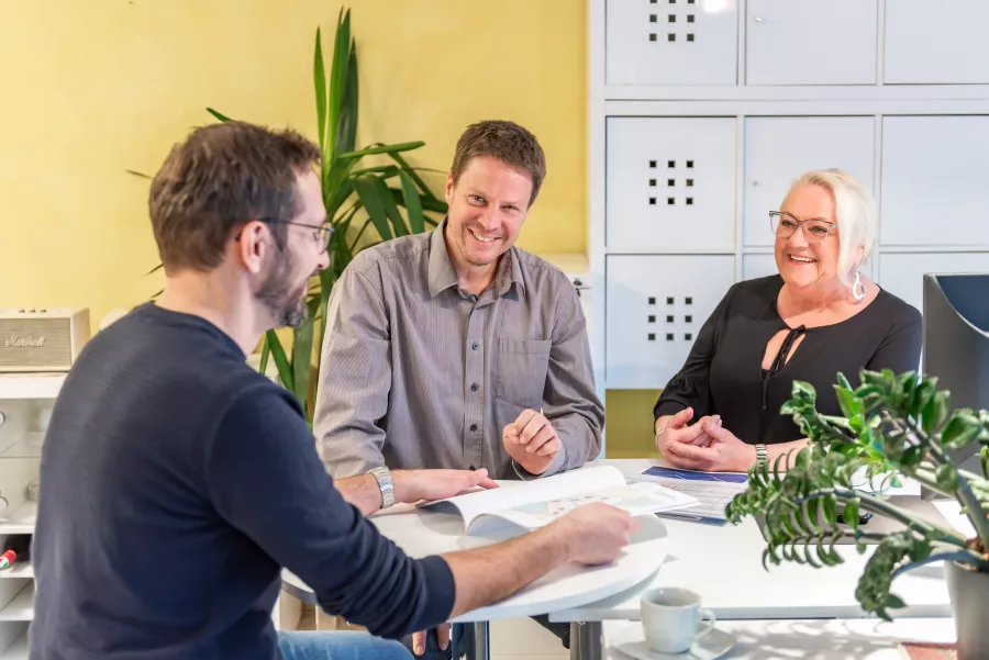 Besprechung beim Immobilienmakler in Schliersee im Maklerbüro