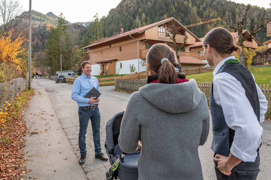 Immobilienmakler Christoph Schott in Schliersee bei Hausbesichtigung