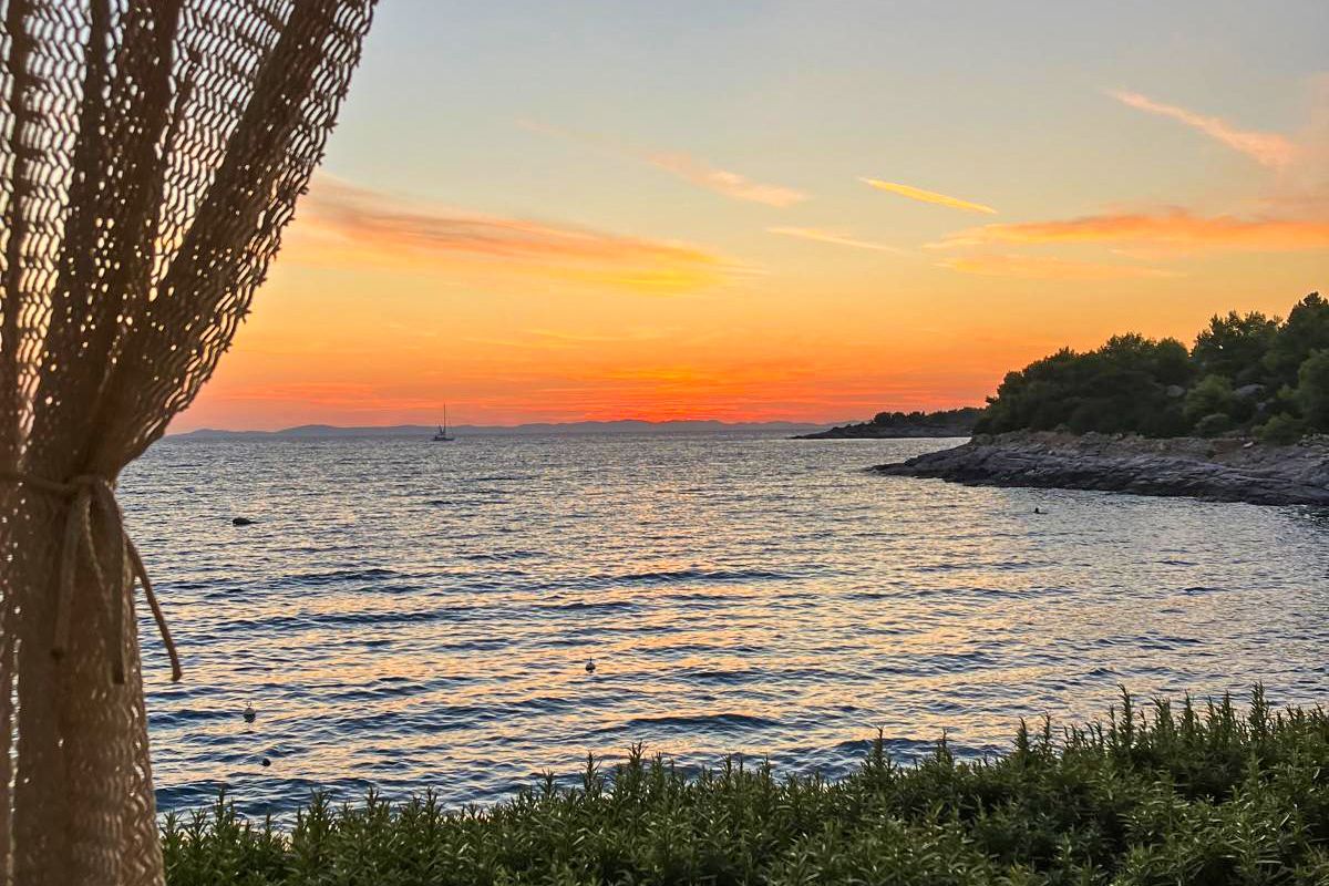 Besprechung beim Immobilienmakler in Schliersee im Maklerbüro