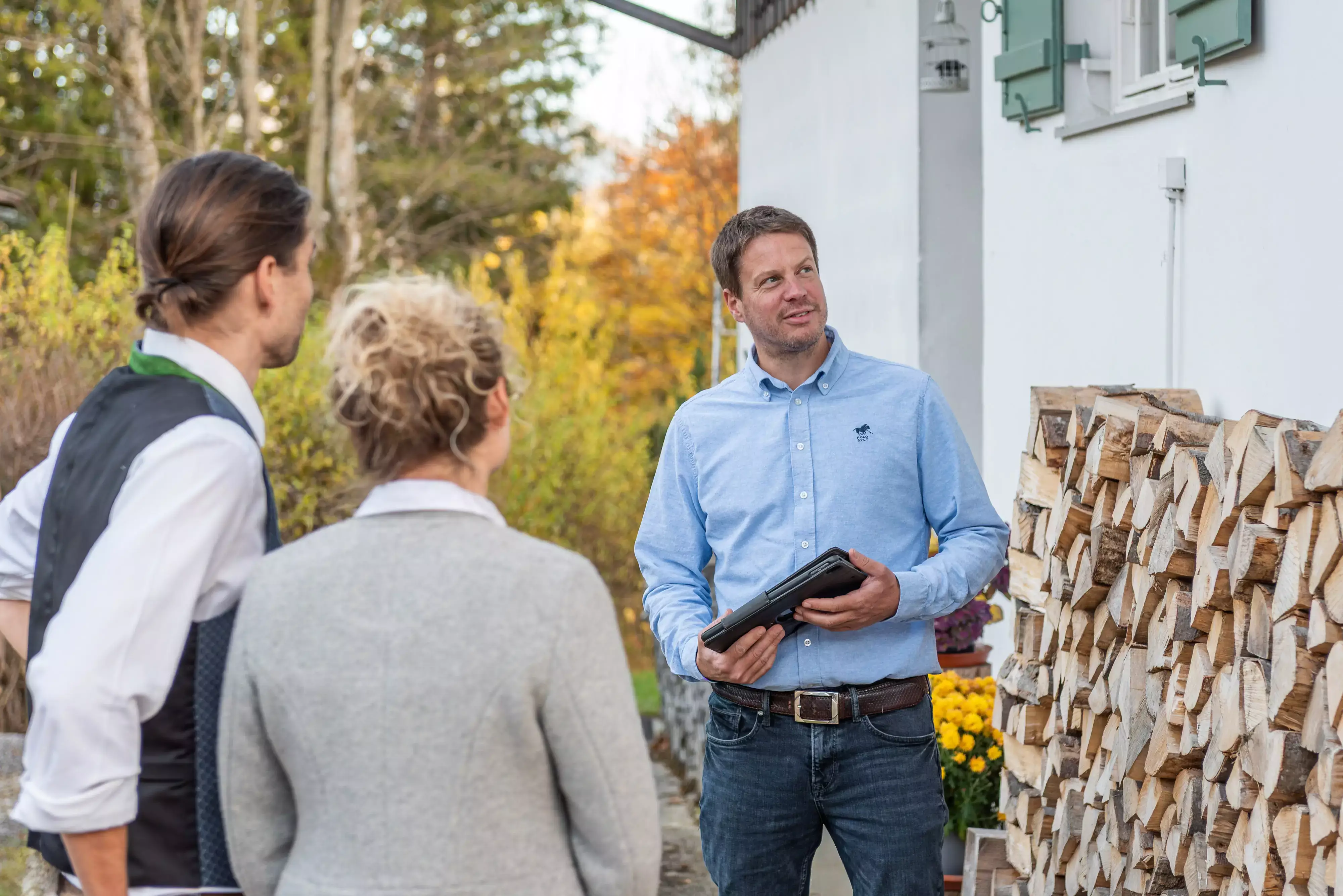 Immobilienmakler in Schliersee bei Hausverkauf mit Kunden